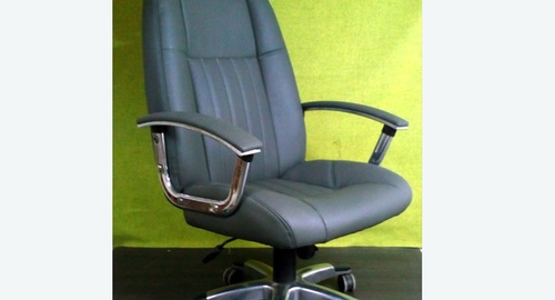 Перетяжка офисного кресла кожей. Серафимович